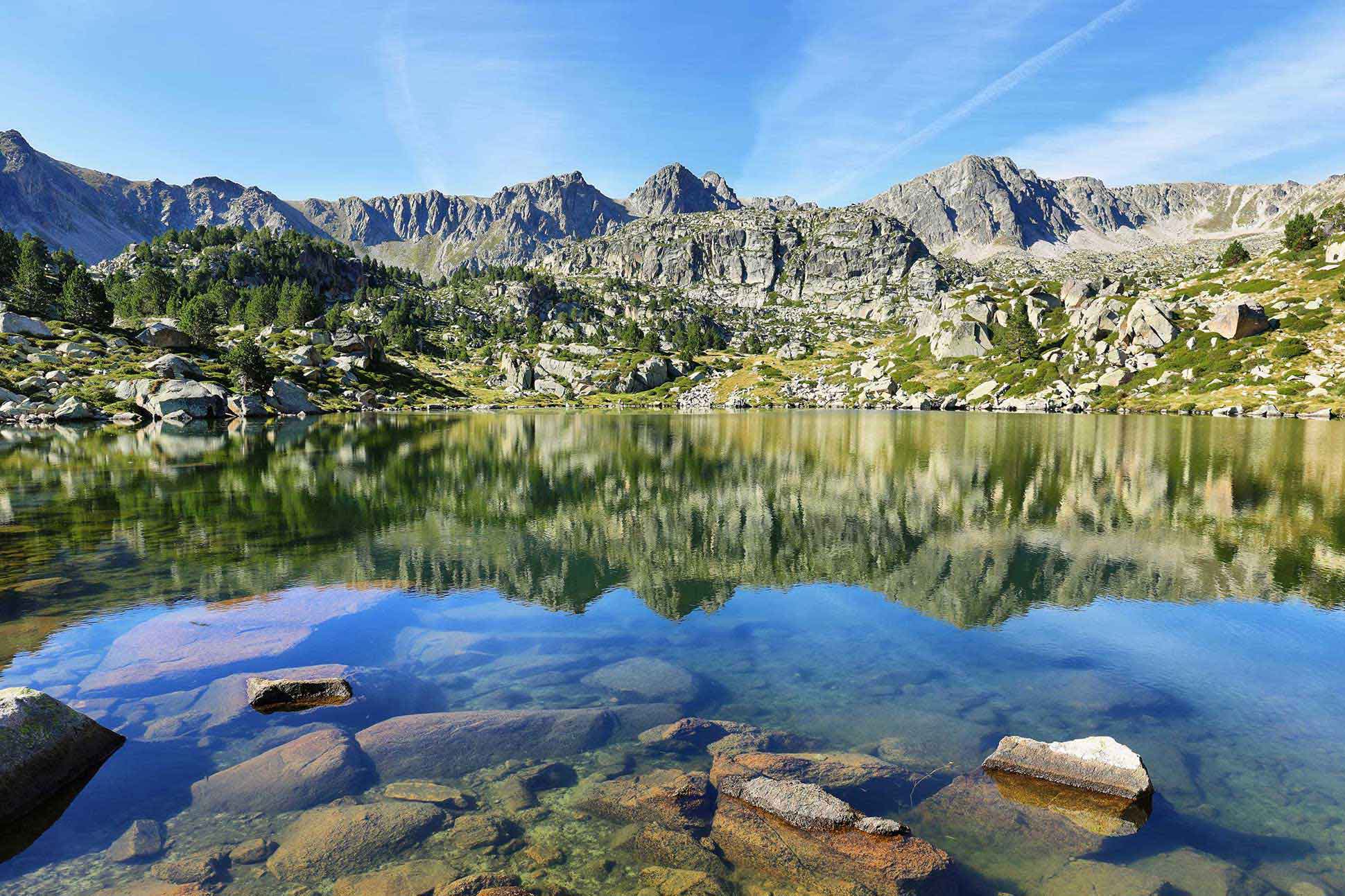 Vista panoràmica del Camping Valira a Andorra la Vella, envoltat de muntanyes